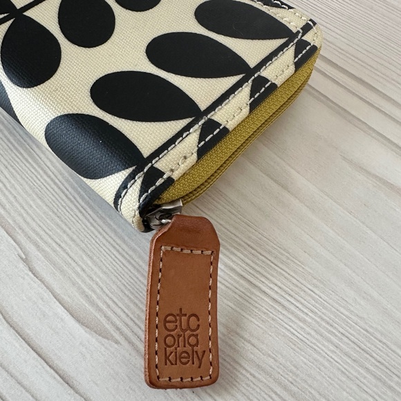 Orla Kiely Flower Stem Wallet - Picture 3 of 7